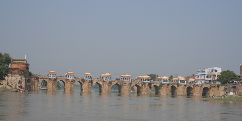 Witness the ancient architecture of the Shahi Bridge constructed during the Mughal reign.