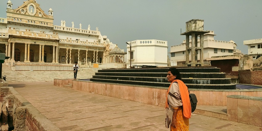 An image showing the entrance path of the Shahji Temple of lord Krishna in Vrindavan.