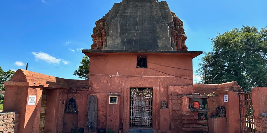 A picture of Shakumbhari Temple, one of the best places to visit in Saharanpur.