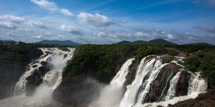 Shivanasamudra Falls, offering a stunning view is among the top list of waterfalls near Chennai.