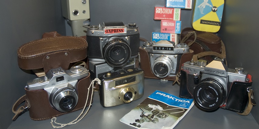 Old cameras on display at a museum, showcasing vintage photography equipment.