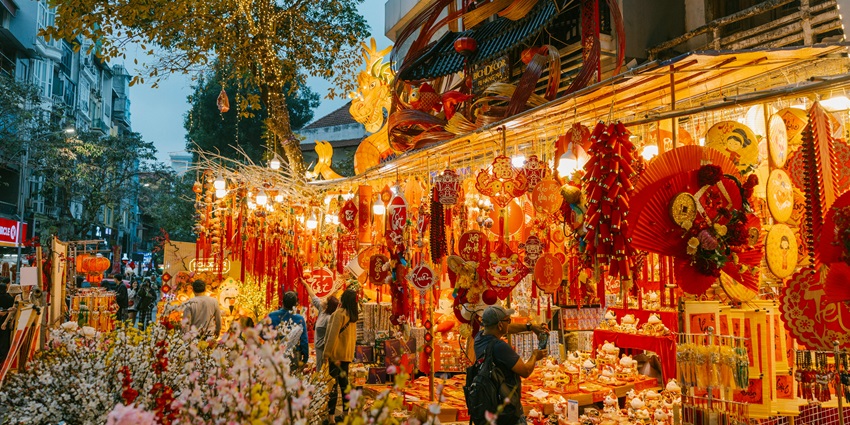 Find unique souvenirs at the local Bhimtal market.