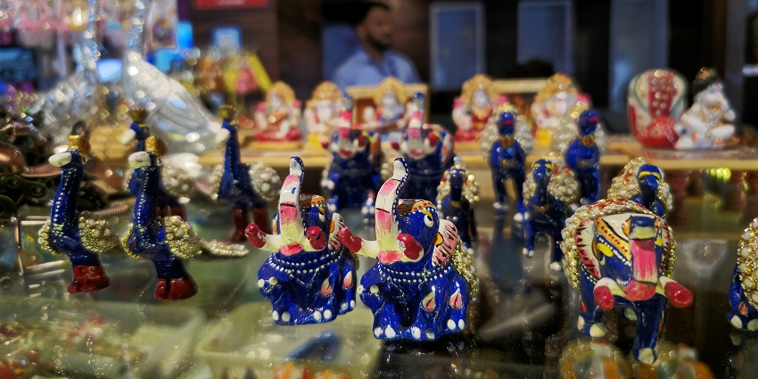 Local market stalls displaying handcrafted items, rudraksha beads, and colorful souvenirs near the temple, one of the best things to do in Harihareshwar.