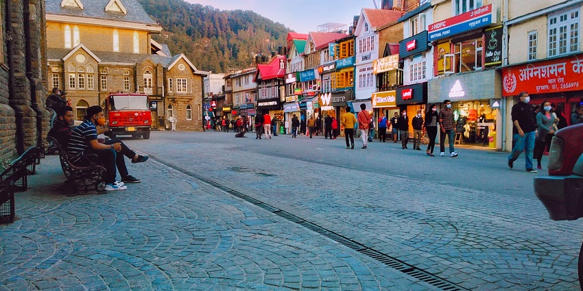 Discover unique souvenirs and local crafts in the vibrant markets of Mukteshwar.