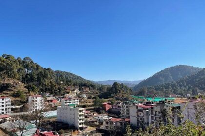 A picture of the scenic landscape in Uttarakhand, with greenery and mountains