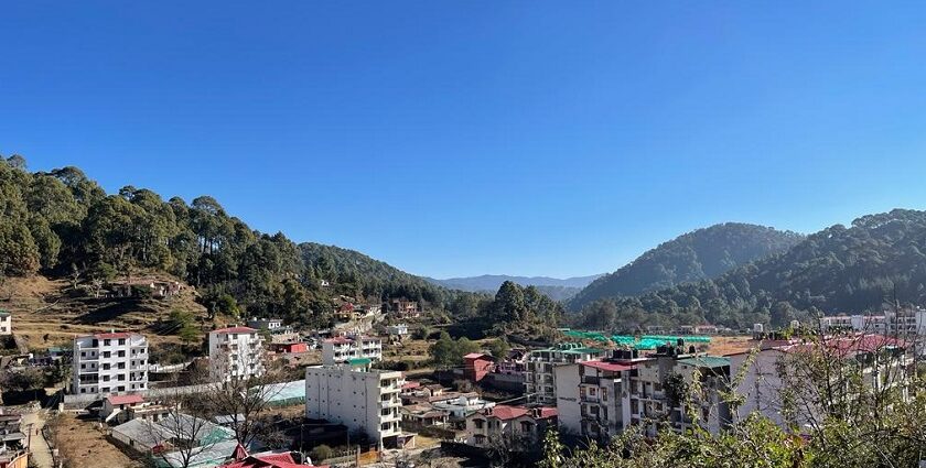 A picture of the scenic landscape in Uttarakhand, with greenery and mountains