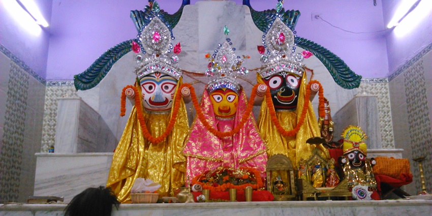 An image of the stunning architecture of Shree Jagannath Temple, surrounded by greenery.