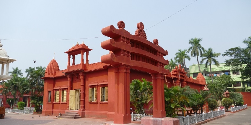 Building behind the main temple.