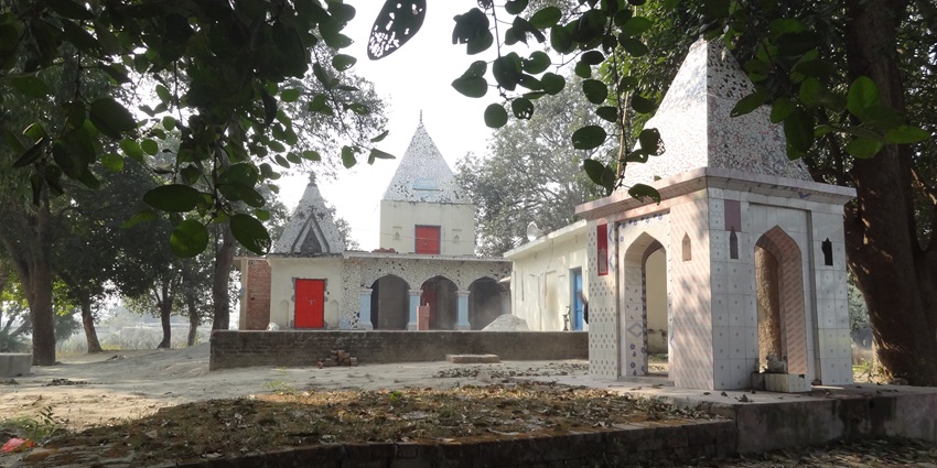 Shri Dauji Maharaj Temple in Baldev honors Lord Balarama with ornate carvings and vibrant annual Huranga celebrations.