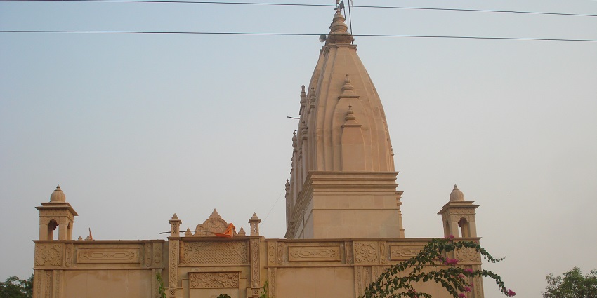 A picture of a temple, which is considered as one of the most spiritual places in Govardhan.