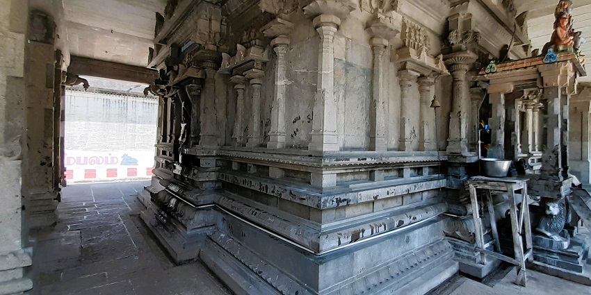 Shri Naganathaswamy Kethu Temple is one of the Rahu temples in India