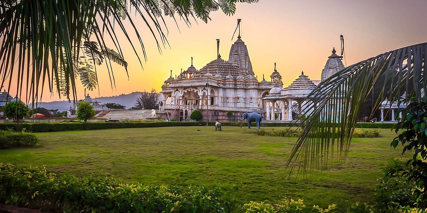 An image of Shri Parshvanath Digambar Jain Mandir, a serene destination in Moradabad.