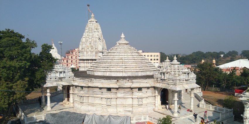 Shreyansnath Shwetambara Temple is constructed from pure, ripe white marble.