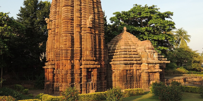 Stone‑built Sidheswar Temple in Bhubaneswar featuring a tall shikhara and carved facade.