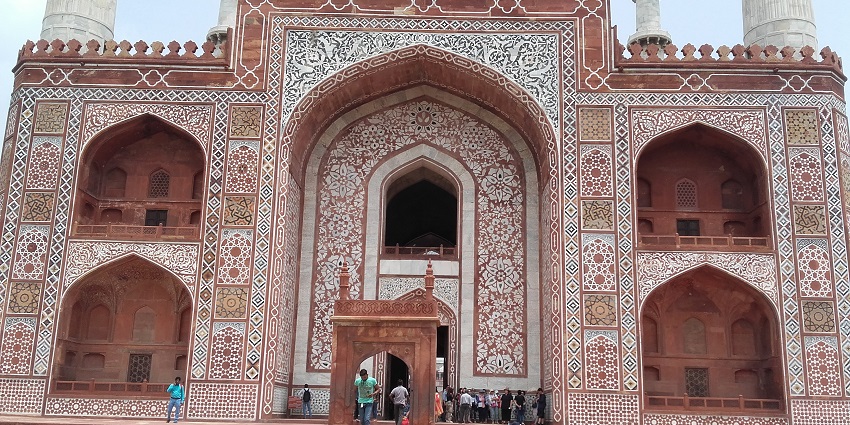 Sikandra Fort is the tomb of Emperor Akbar, surrounded by lush gardens and intricate carvings.