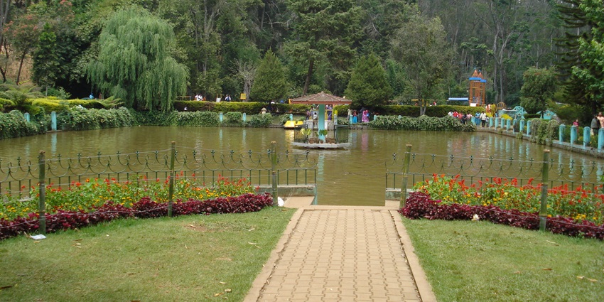 A picture of a small lake inside Sim's Park, one of the places to visit in Coonoor.