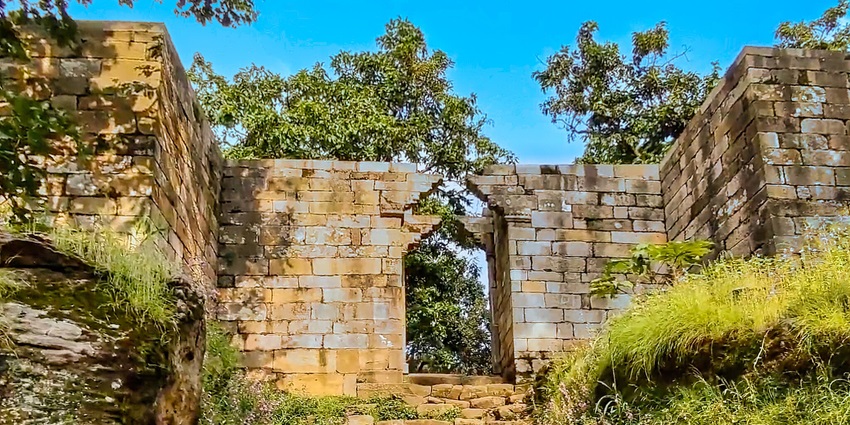 The architectural entrance of Singh Dwar Fort, a hidden gem among the forts in Varanasi