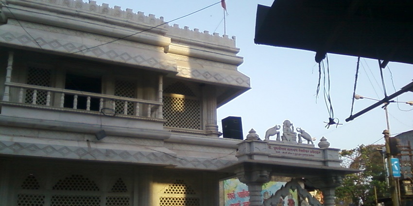 This temple is constructed at a place where Mata Sita used to prepare meals during her exile.