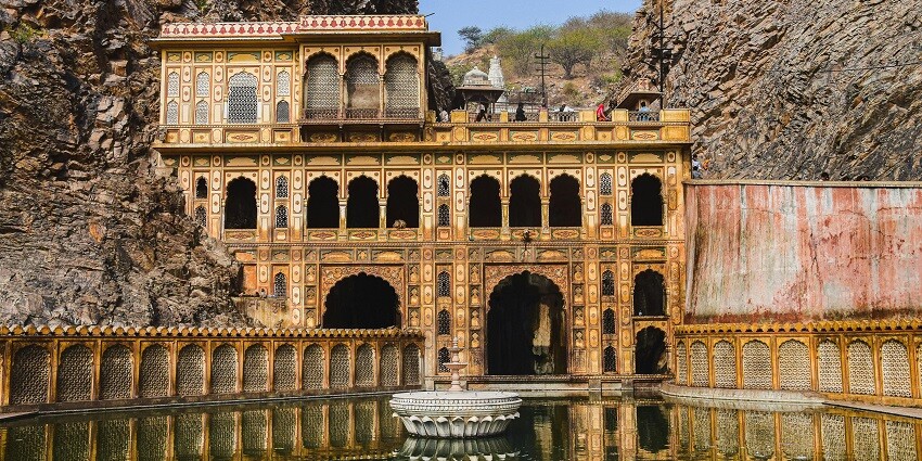 An image of Sita Kund in Mirzapur which is placed on the side of a cliff that has a large pool.