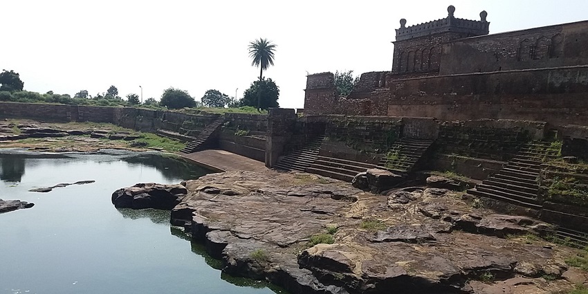 Sita Kund and Aman Singh Mehal, one of the best temple near Vindhyachal temple, with historic significance