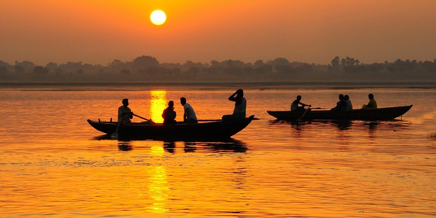 Sitamarhi a hill station near Gorakhpur surrounded by waters and lush green landscapes.