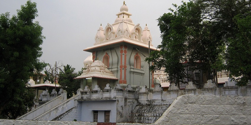 View of Skandasramam Temple, a popular place near Tiruvannamalai, surrounded by nature.