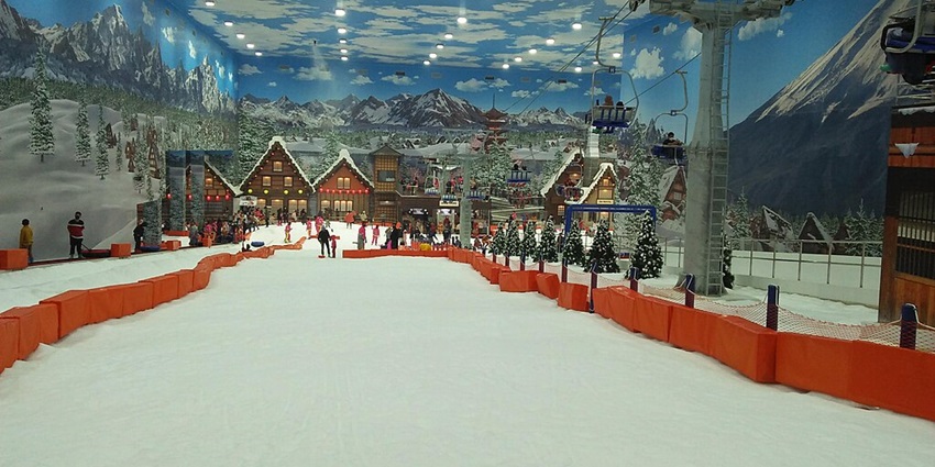 A picture of an indoor snow park in Tamil Nadu with skating options available for visitors.