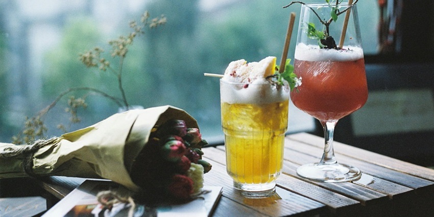 The nightlife in Nainital bars offers stunning views and refreshing beverages.