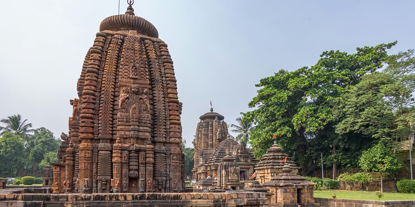 A temple similar to the Soami Bagh Temple, a famous temple in Agra loved by visitors.