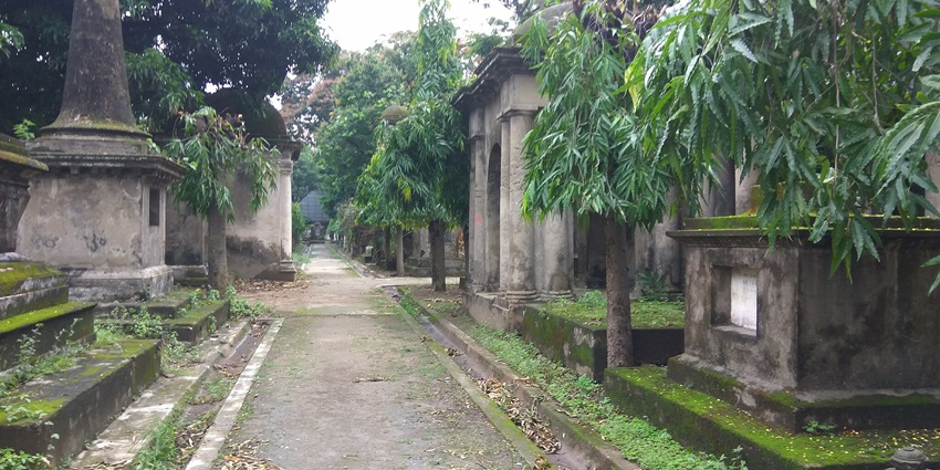 A heritage site of South Park Cemetery combining Gothic and Indo-Sarac elements.