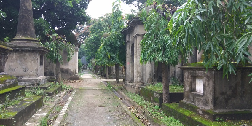 South Park Street Cemetery, a hidden spot in Kolkata, was established in 1767.