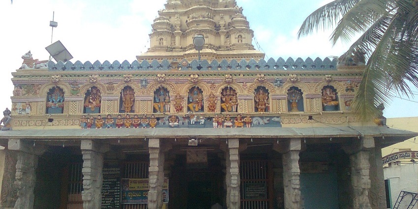 Sri Jana Kalyana Vinayagar Aalayam temple with colourful pillars and intricate carvings.