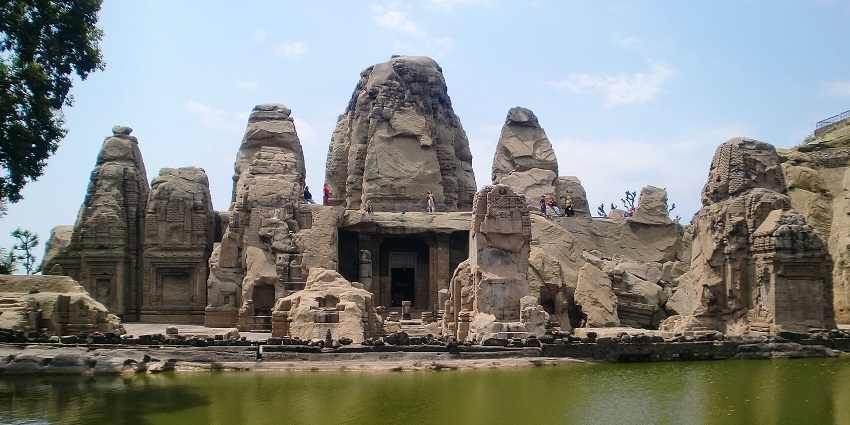 Sri Kalahasteeswara Temple in Andhra Pradesh is among the rahu temples in India.