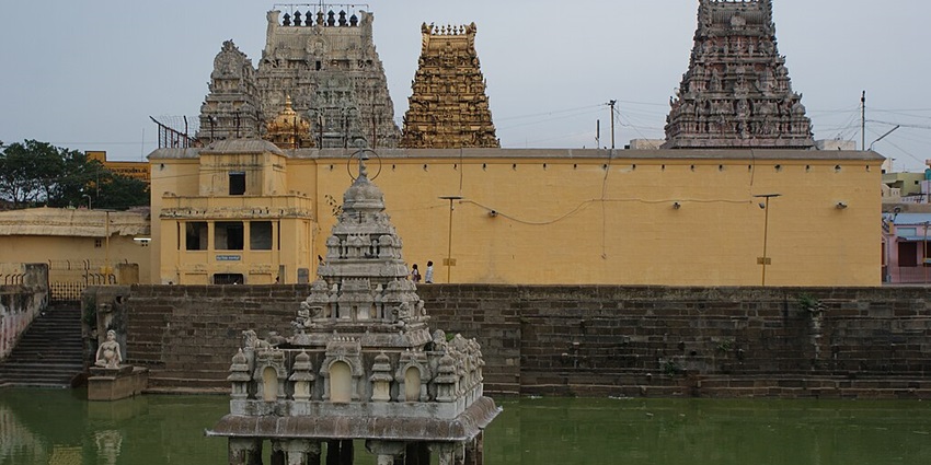 Image of Kamakshi Amman Temple water tank, one of the popular Pondicherry temples