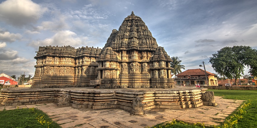 Explore the architecture of Lakshminarayana Temple - one of the temples in Porur Chennai.