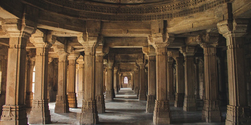 Image of brown concrete columns in an architectural style like Sri Mukuntha Malai Temple.