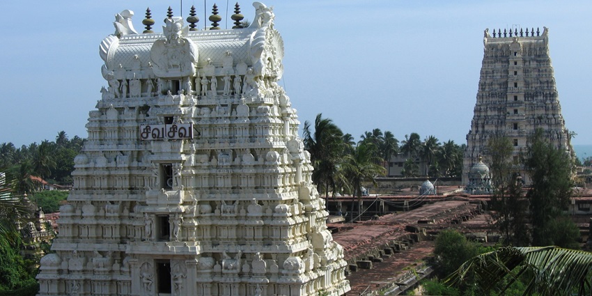 A picture of a historical temple with a typical South Indian style architecture near Malaiyanur Temple