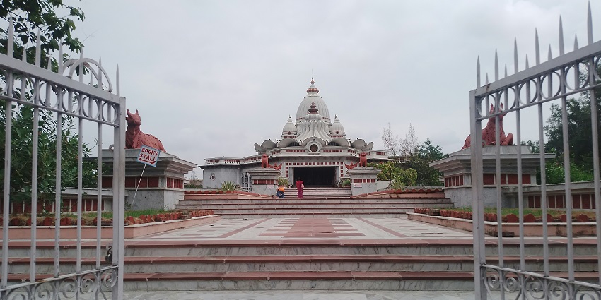 A view of Sri Ramanatheswarar Temple Esalam, a hotspot near the Melmalayanur Temple.