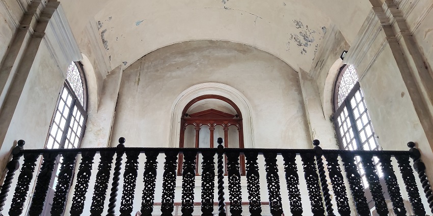 A picture of the interiors of a Church in Chennai with a woodden railing around the stairs