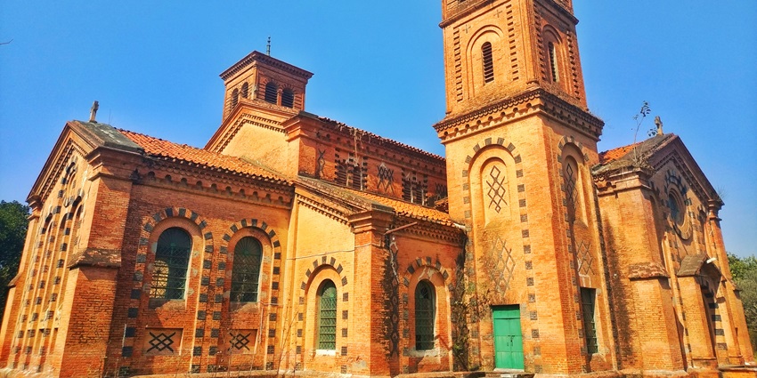 A frontal picture of a majestic church in Bareilly, built with traditional architectural techniques