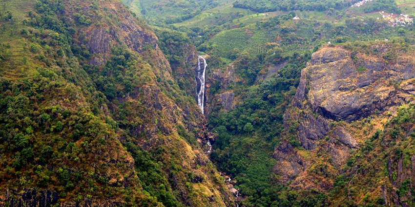 A view of St. Catherine Falls, a treasure hidden behind the curtains of green.