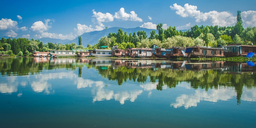 Staying in the houseboats is best for relaxing while witnessing the mesmerising sunset.