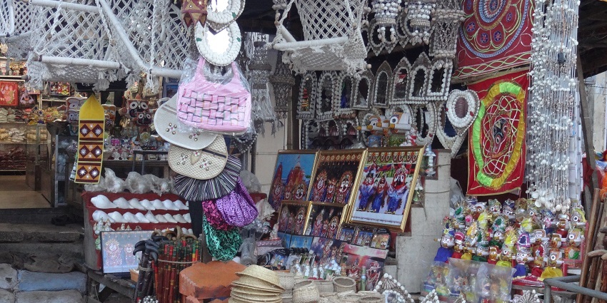 Shopping in Kanchipuram stalls offering authentic local crafts for travellers.