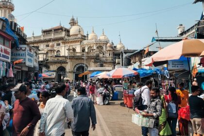 An image of busy street vendors at a place for street shopping in Navi Mumbai