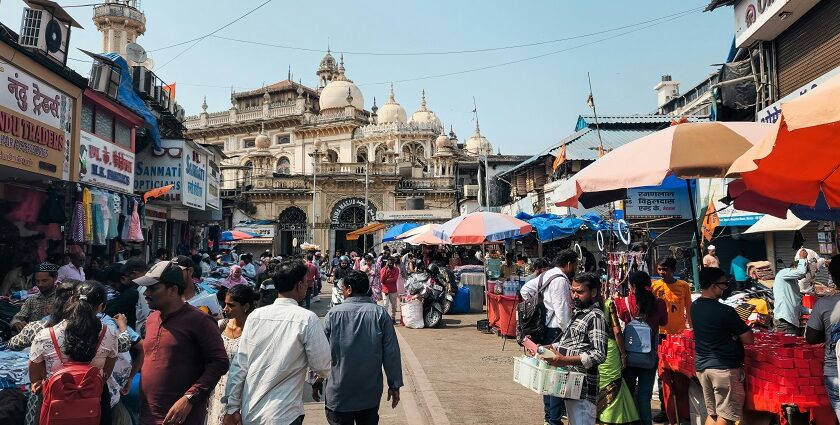 An image of busy street vendors at a place for street shopping in Navi Mumbai