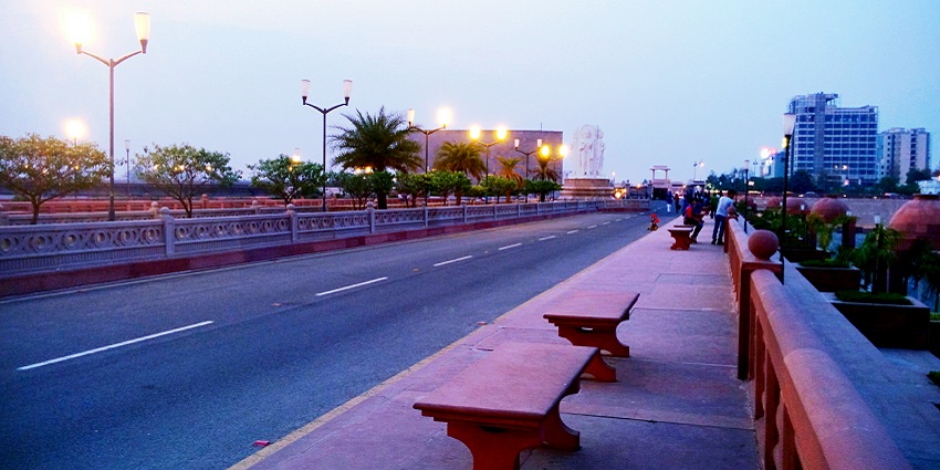 Take a refreshing night walk at Marine Drive and enjoy the peaceful riverside.