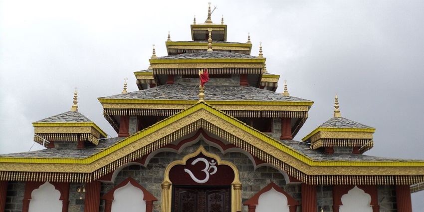 Image of a popular place to visit near adventure park, Surkanda Devi