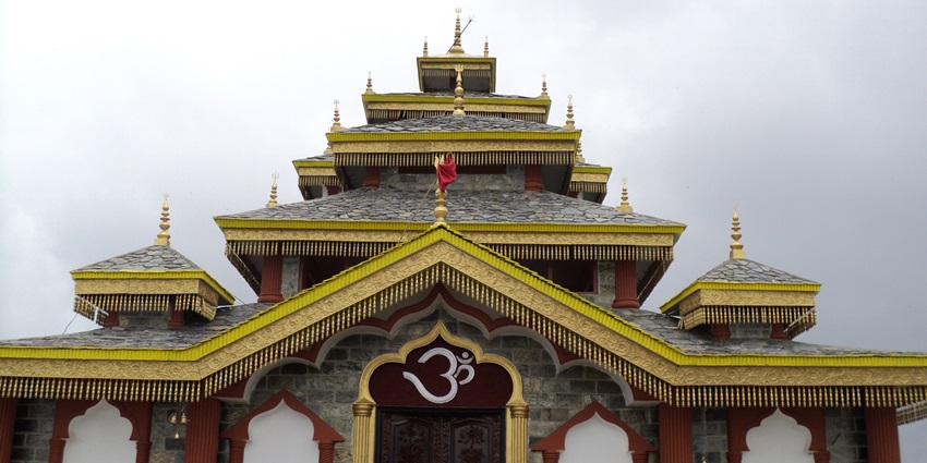 A front view of the Surkanda Devi Temple, one of the top places to visit in Tehri.