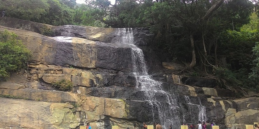 A beautiful image of Suruli Falls, one of the must-visit places to visit in Theni.