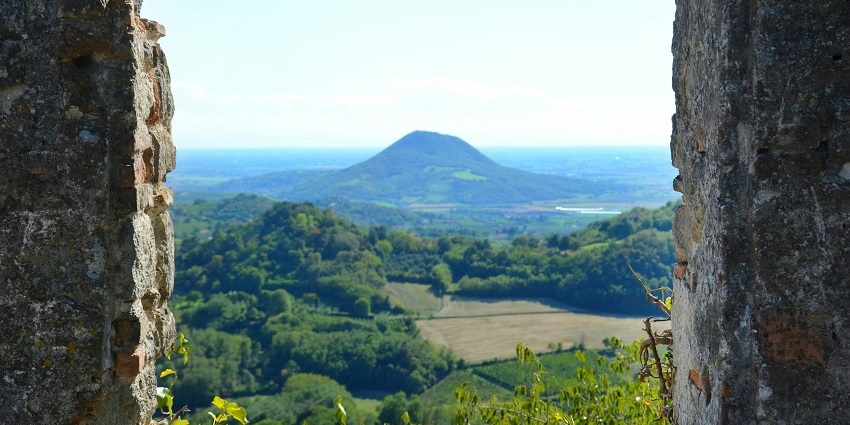 Scenic viewpoint offering breathtaking panoramic views of surrounding mountains.